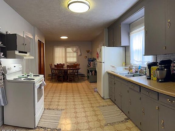 4th image of 2445 Bradley St