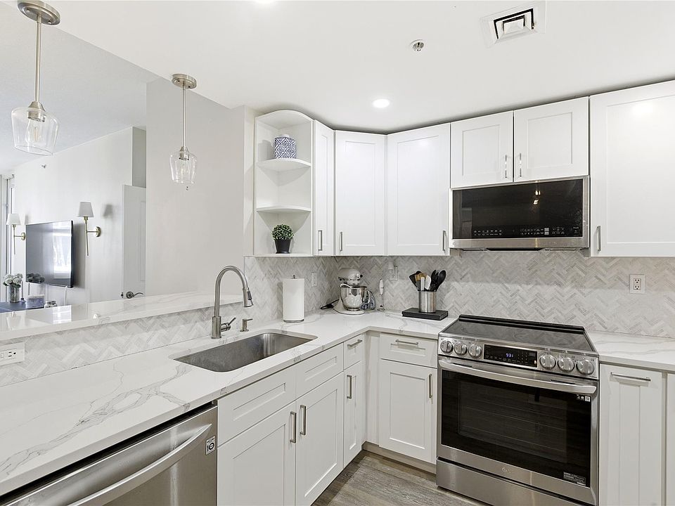 1st image of 511 SE 5th Ave APT 2122