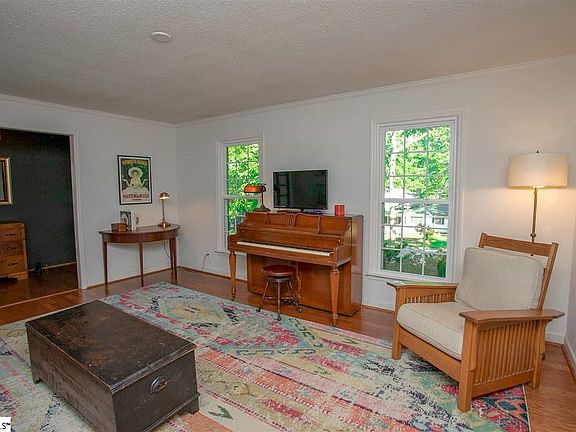 4th image of 214 Crestwood Dr