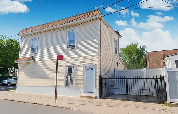 Sold by REMAX Elite | media 22