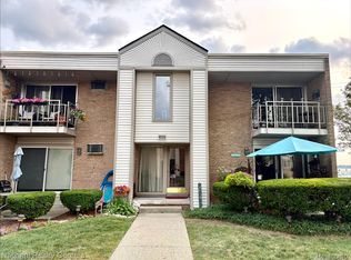 1669 Cass Lake Rd Unit D, Keego Harbor, MI 48320