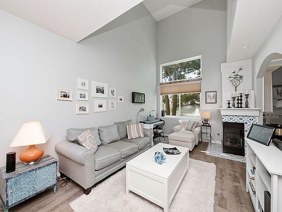 4th image of 3069 Autumn Lake Dr