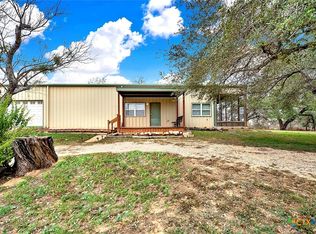 498 County Road 124, Floresville, TX 78114