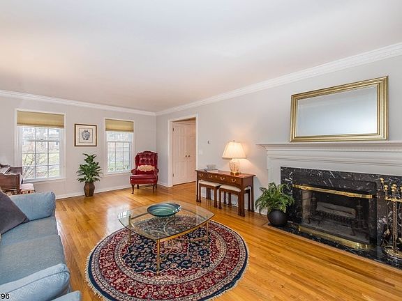 4th image of 39 Hamilton Dr E