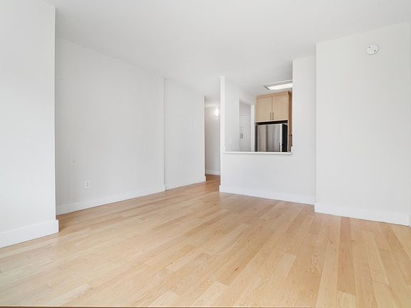 4th image of 100 Jane St #Penthouse J