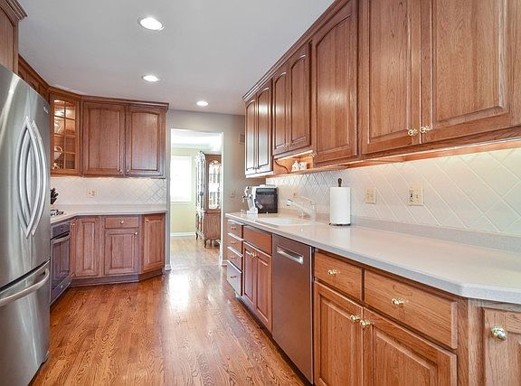 4th image of 1024 N Drury Ln