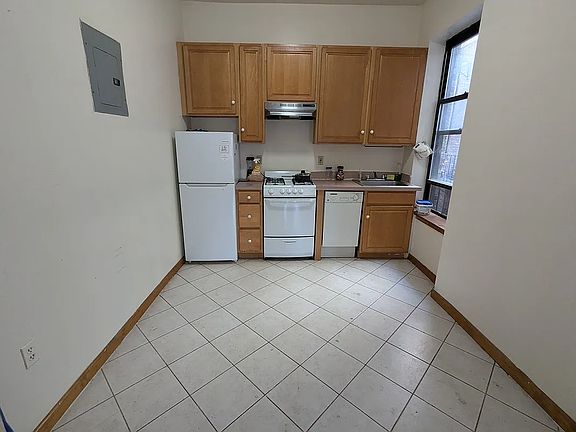 2nd image of 914 Columbus Ave #3C