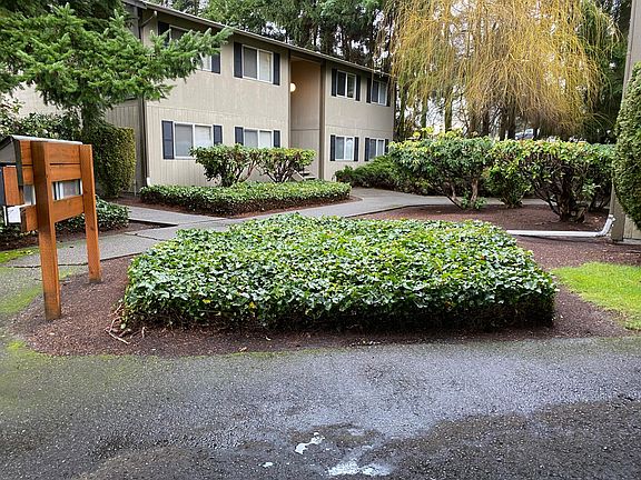 5th image of 1015 7th St SE #D