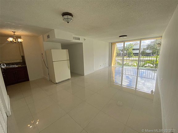 3rd image of 210 Fontainebleau Blvd APT 203
