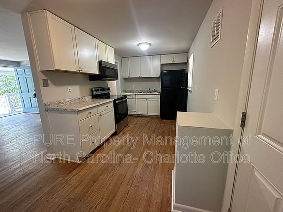 3rd image of 908 Chatham Ln