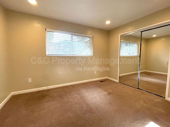 3rd image of 802 Sunset Dr #I