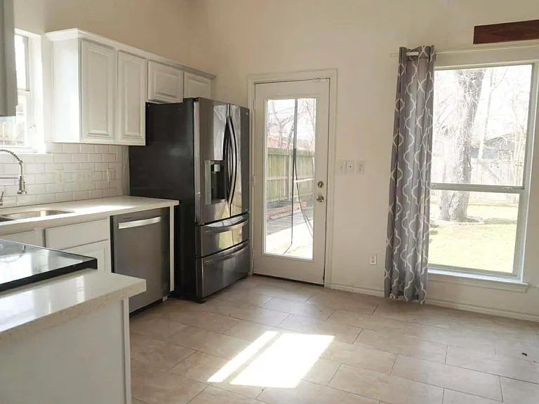 7916 Comal St — Photo 11