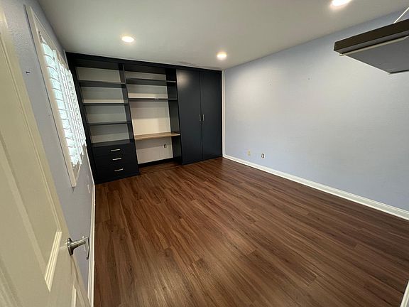 5th image of 5565 Canoga Ave APT 318