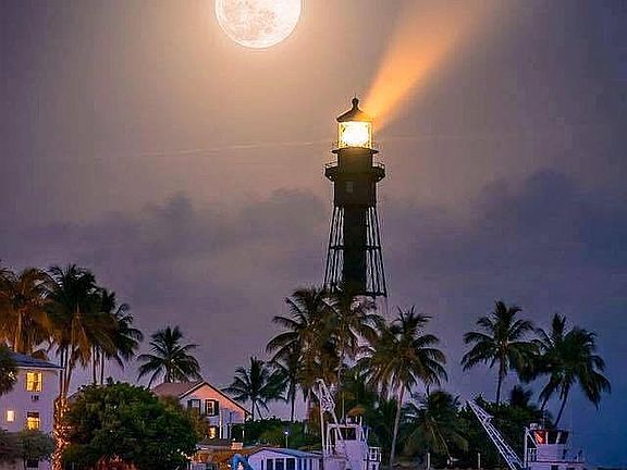 Lighthouse view Frontyard