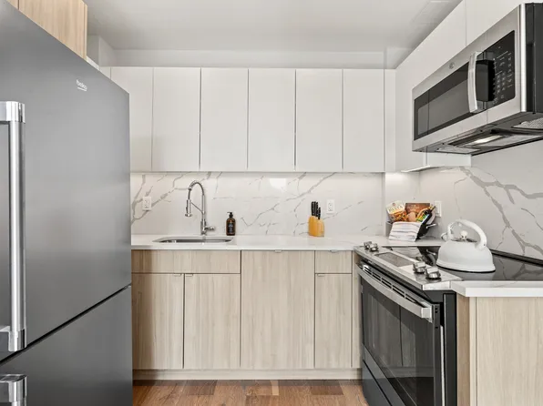 1173 Rogers Avenue image 4 of 12