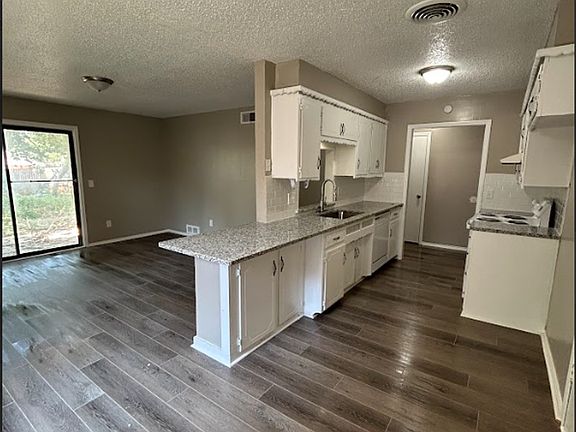 4th image of 319 Willow Pl