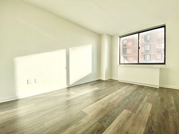5th image of 520 W 43rd St APT 12G
