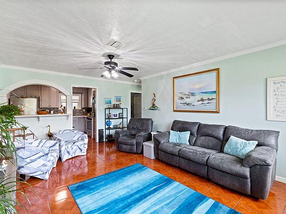 5th image of 104 Bonita Ave