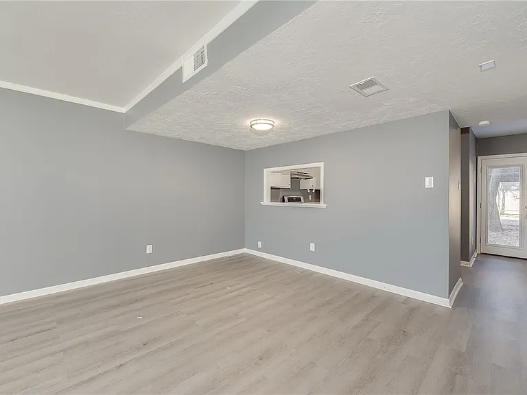 912 Navidad St — Photo 3