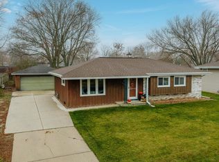 1023 Knollwood Dr, Saukville, WI 53080
