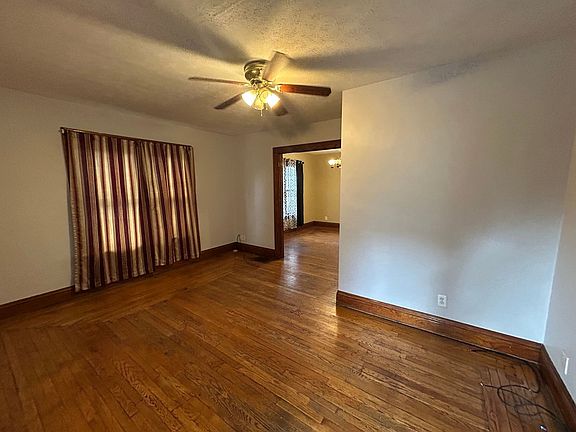 4th image of 4546 Leo St