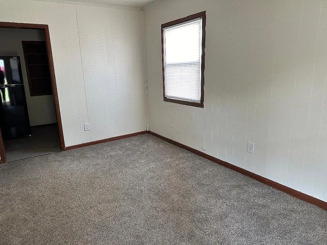 3 bed, 1.0 bath, 1095 sqft, $1,350 — Photo 2