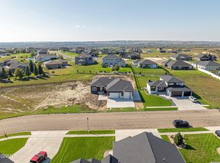 3916 Cogburn Rd, Bismarck, ND 58503