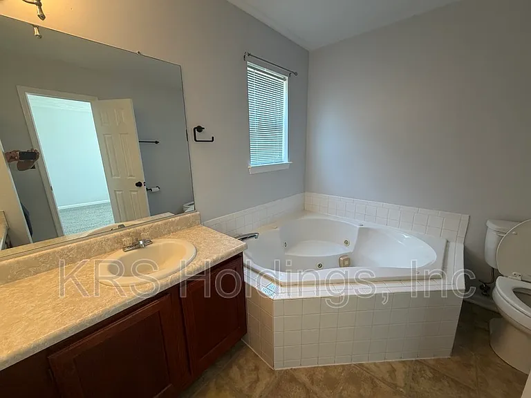 128 Majestic Dr N — Photo 9