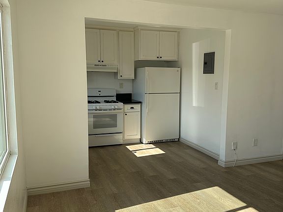 2nd image of 1905 W 74th St