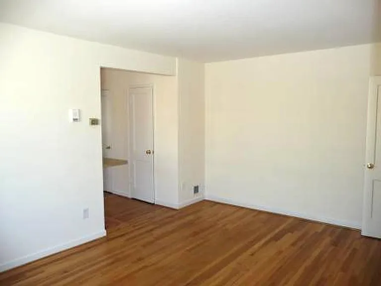 319 12th St NE #6 — Photo 3