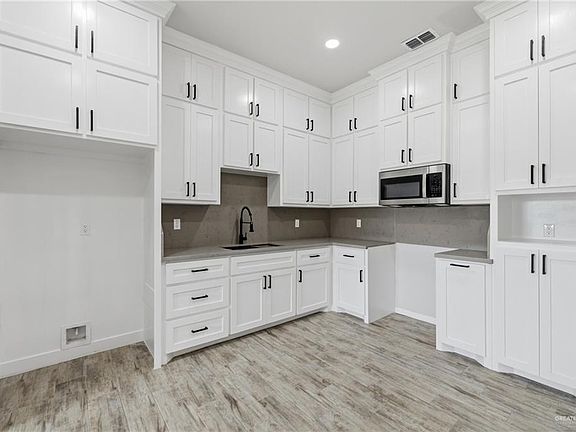 5th image of 701 W 25th St