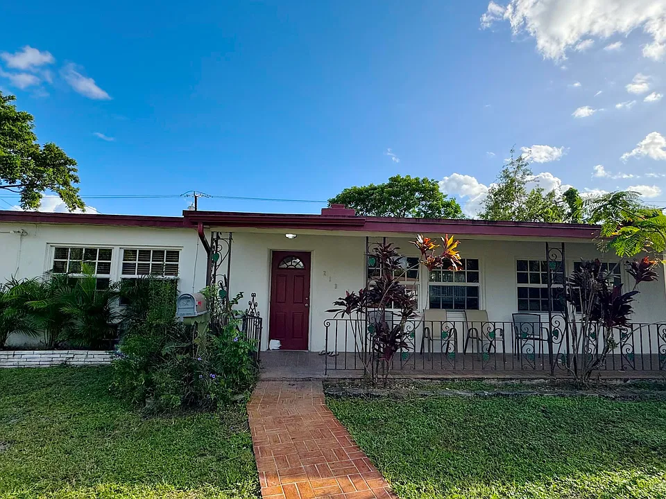 213 SW 3rd Pl