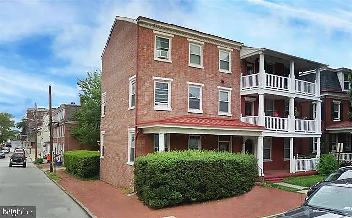 131 W Miner St — Photo 1