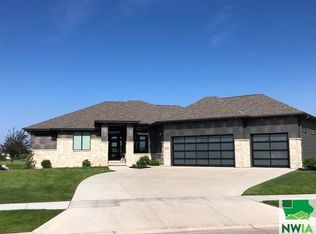 6550 Palm Valley Dr, Sioux City, IA 51106
