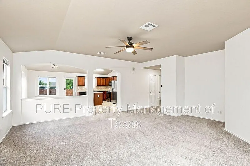 3 bed, 2.0 bath, 1843 sqft, $2,095 — Photo 3