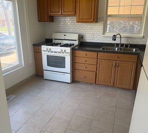4th image of 20915 Millard St