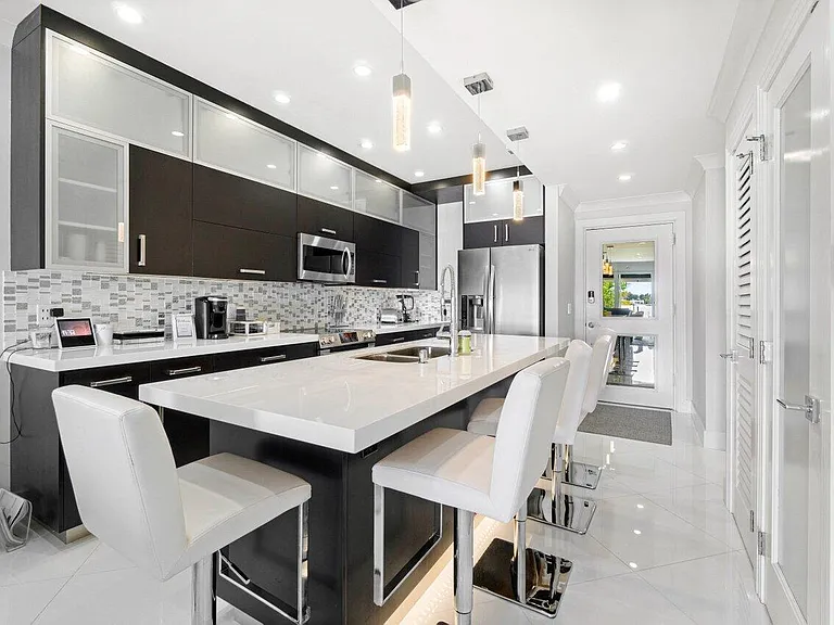 324 N Lake Dr — Photo 13