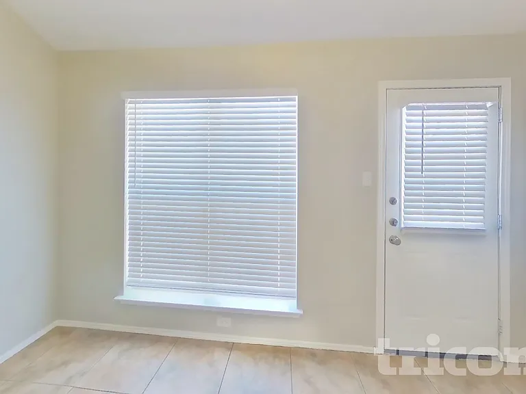 413 Rustic Grove Ln — Photo 5