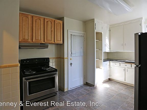 3rd image of 30 Richardson Ave