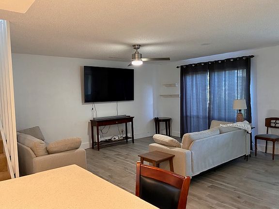 4th image of 4283 Island Cir #4