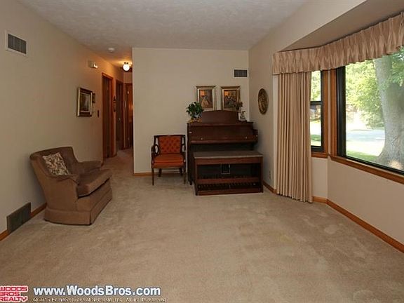 2nd image of 916 E Avon Ln