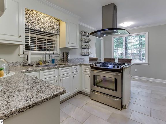 5th image of 8 Elmwood Dr