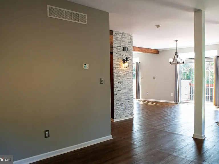 102 Thomas Ln — Photo 19