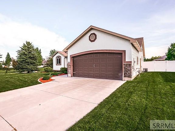 4th image of 390 Chateau Dr