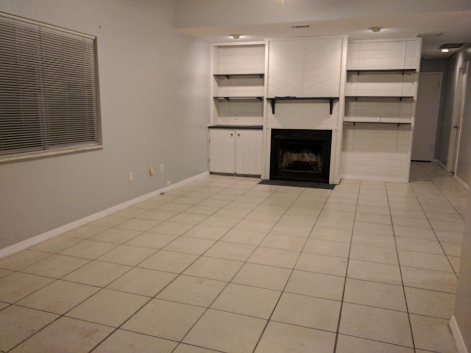 941 living room w/fireplace