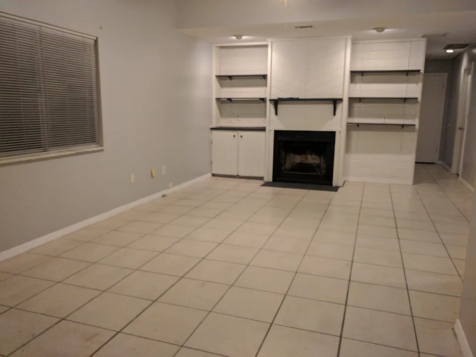 941 living room w/fireplace