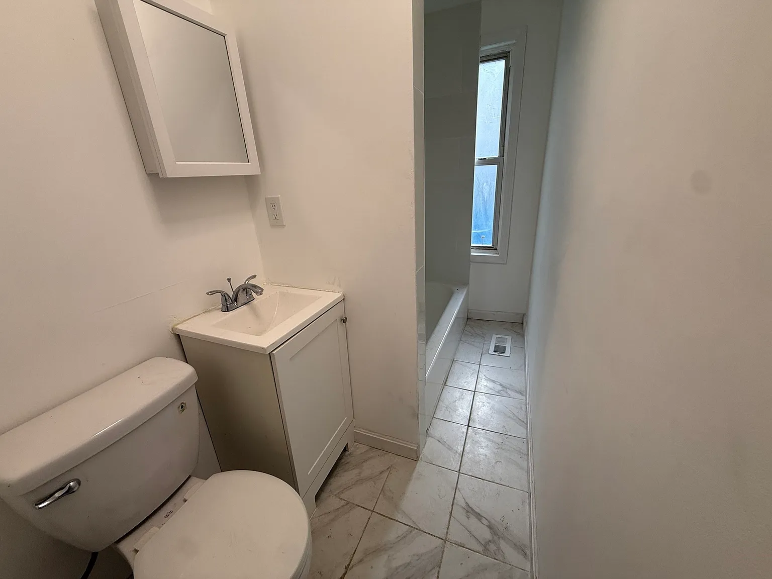 3 bed, 1.0 bath, 1101 sqft, $2,300 — Photo 4