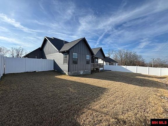 4th image of 3075 Spring Mill Dr