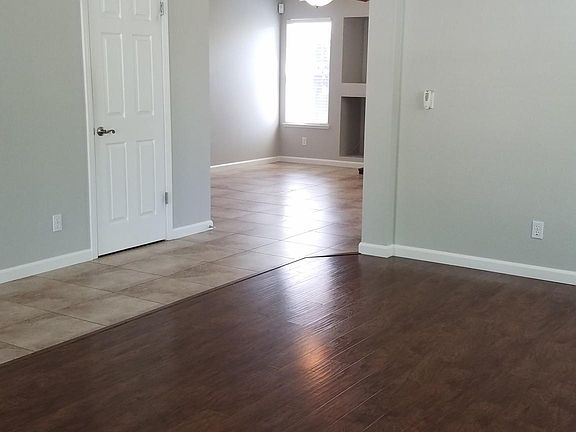 3rd image of 1052 Shenencock Way