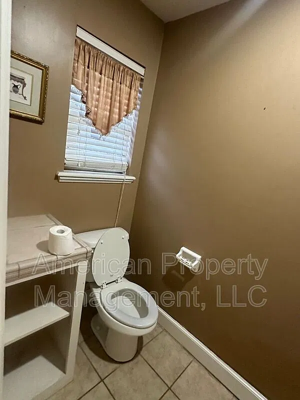 4 bed, 3.0 bath, 2096 sqft, $1,900 — Photo 3
